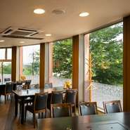 2階フロア～ランチからディナーまで出来立てのお料理をお客様の目の前で調理し、提供致します。窓から見える池田の美しい景色も魅力のひとつでゆっくりお食事することができます。