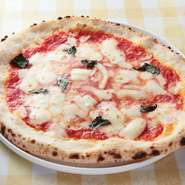 いつも全力投球。一品一品の料理を大事に調理したいといつも心がけています。それは、お客様の笑顔を見たいから…