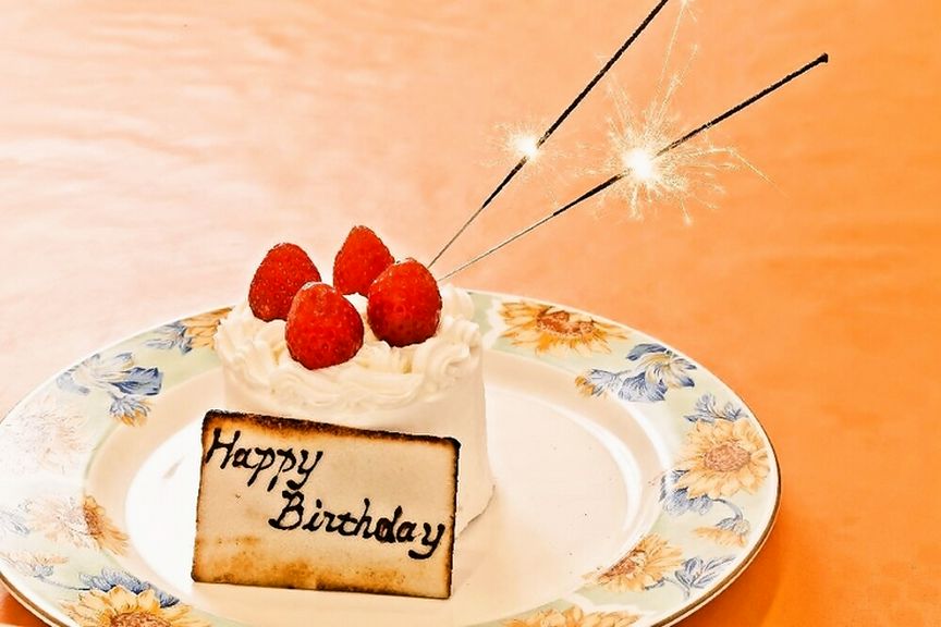 誕生日プレートと花火で、思い出に残る記念日を