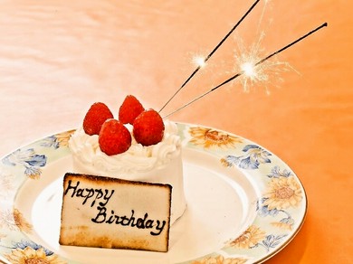 誕生日プレートと花火で、思い出に残る記念日を