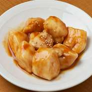 小腸を裏返して作る手の込んだ人気商品。