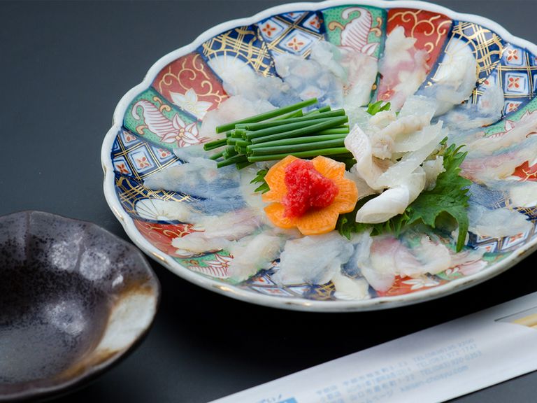 山口産で鮮度抜群のボリューム満点、味を満喫できる『フグ刺し』