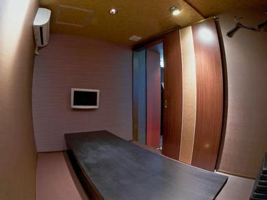 足を下ろせる、落ち着いた個室も御用意致しております。