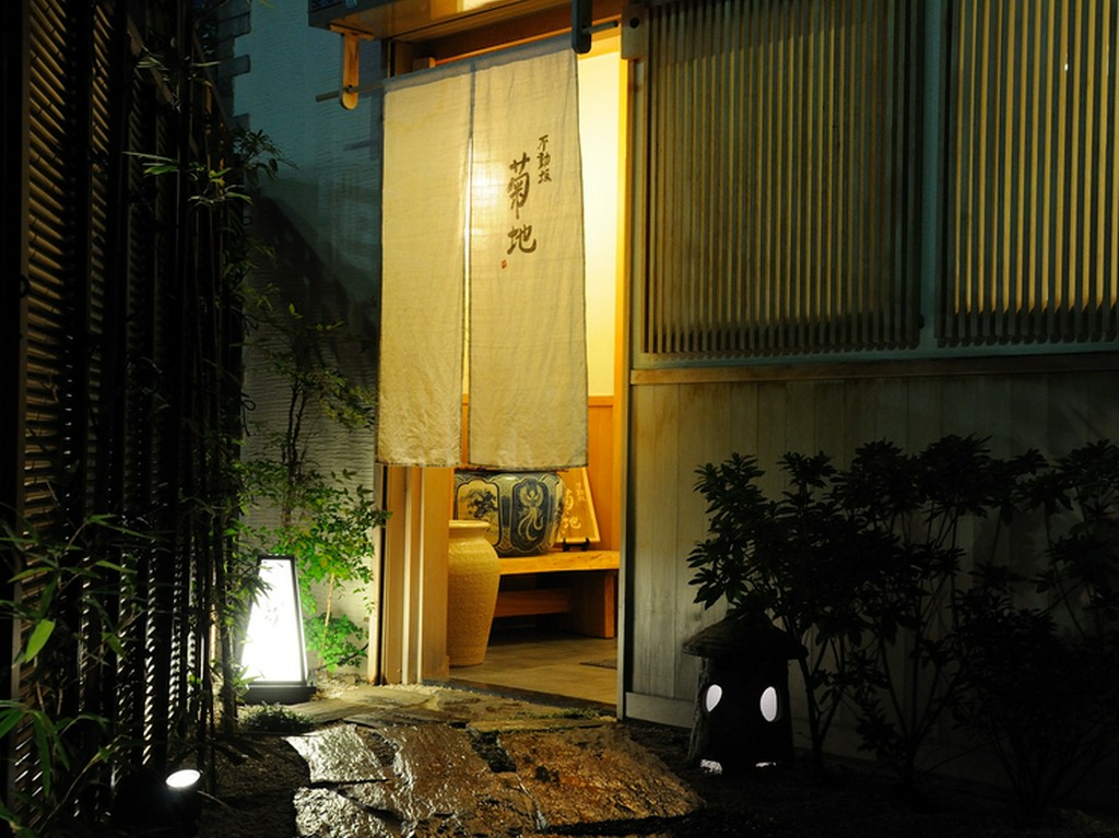 不動坂沿いに建つ、落ち着いた隠れ家的な和の雰囲気です。