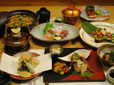 季節の食材を使った日本料理が楽しめます『夜の会席』