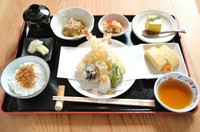 天婦羅盛り合せ・小鉢三種・御飯・香の物・味噌汁•デザート