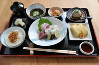 造り盛り合わせ・小鉢三種・御飯・香の物・味噌汁•デザート
