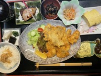 カキフライ・小鉢三種・御飯・香の物・味噌汁•デザート
