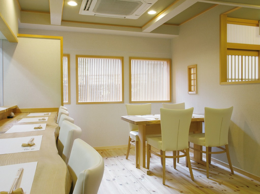 カウンター、テーブル席もございます。