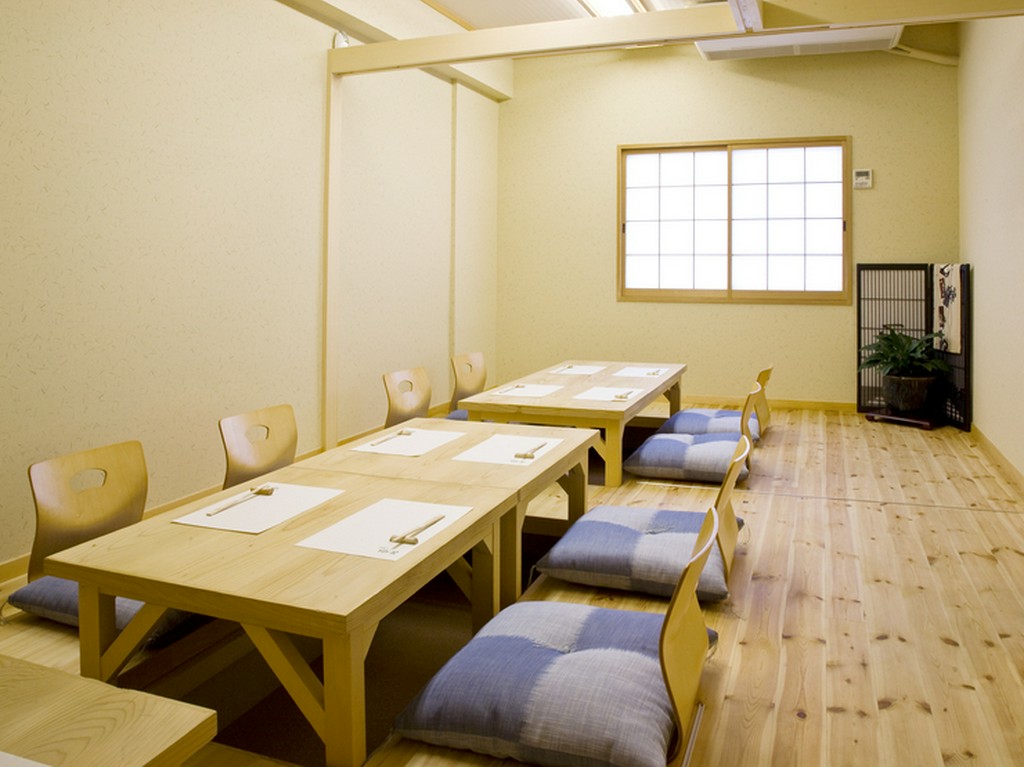 団体様もゆったりと食事ができる広さです。