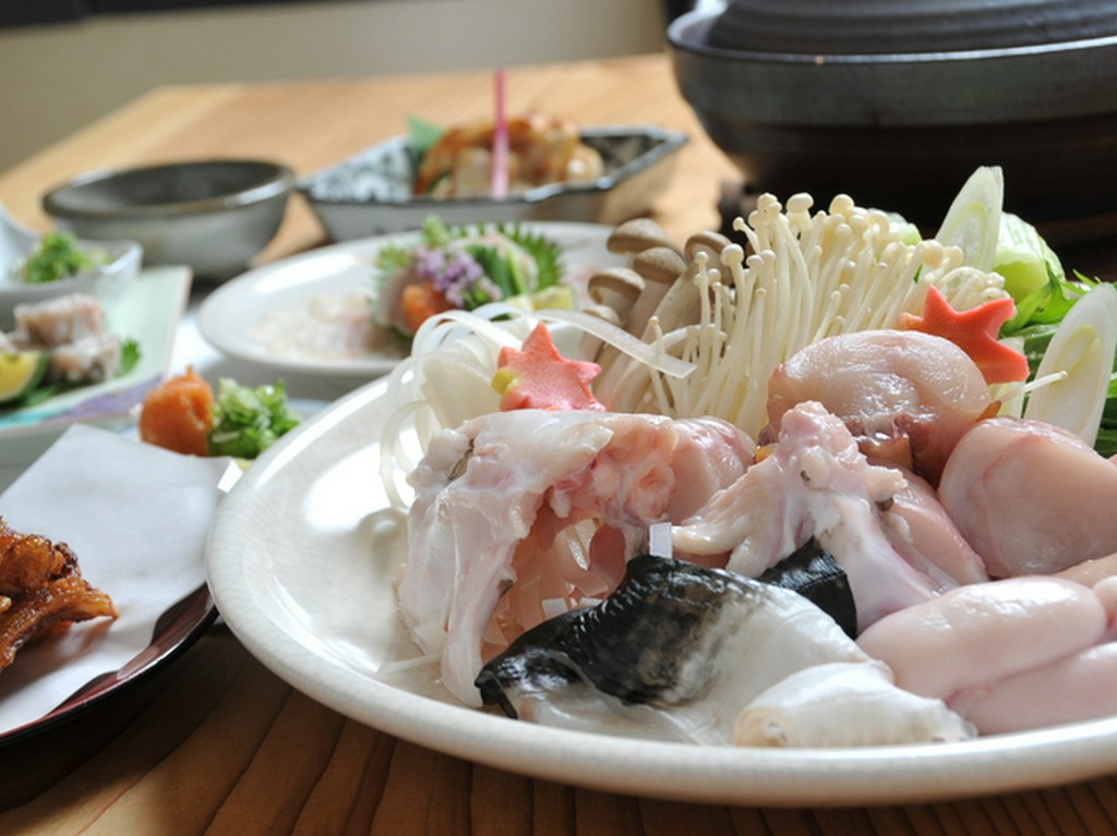 1人前ふぐ一匹を調理しふぐづくしの色々な献立で満足いただけるコースです