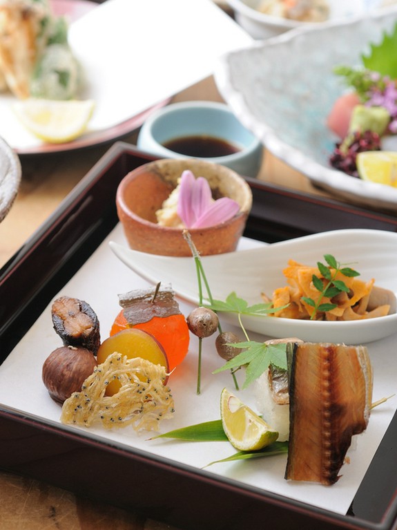 料理長が料理一品ずつに選ぶお勧めの地酒とお料理がセットになっているコースです。生ビール飲み放題付き