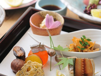 料理長が料理一品ずつに選ぶお勧めの地酒とお料理がセットになっているコースです。生ビール飲み放題付き