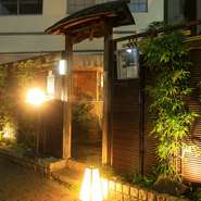 行燈の灯り
竹垣の門
石畳の小庭でお出迎え