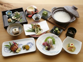 季節の食材を使った日本料理が楽しめる『夜の会席』
