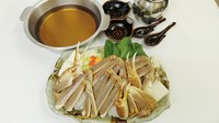 スープの約半分に日本酒を使用したオリジナルの鍋です。 深いコクと旨味があり、素材の味も引き立てます。（2人前～）
※当面の間ポン酒鍋は中止となっております