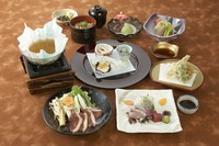 ・前菜三種 ・お造り三種盛り ・季節の小鍋 ・季節の揚物 ・季節の鉢物 ・御飯物 ・汁物 ・デザート 