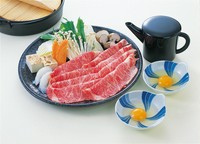 付き出し
厳選黒毛和牛（120ｇ）
白菜　菊菜　榎木　生椎茸　白葱　人参　生麩紅葉　すき焼き麩　
すき焼きだし 玉子
白ご飯 もしくは うどん

※2名様からご注文可
※仕入状況により内容が変わる場合が御座います。