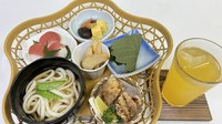 うどん　鮪のてまり寿司　鶏の唐揚げ　焚き合わせ　フライドポテト　柏餅　ソフトドリンク