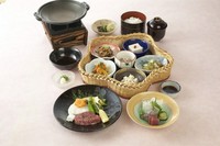 ・花籠小鉢六種 ・魚のお造り二種盛り ・季節の陶板焼き ・御飯物 ・汁物 ・香物 