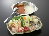 スープの約半分に日本酒を使用したオリジナルの鍋です。 深いコクと旨味があり、素材の味も引き立てます。（2人前～）