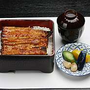 歌舞伎町で一世風靡した『レタスしゃぶしゃぶ』の元祖、「郷土料理　吟」の系列のお店です。伝統の味をそのままに、レタシャブ・鰻・串焼きの美味しさを伝えます。