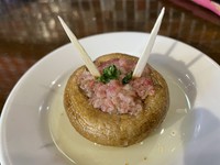 ご注文頂いてからつくってます。
焼きたてあつあつ焼きたてジューシーでオススメです！人気のピンチョス！
　スペイン産バケットにも合います。