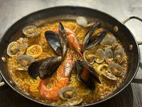数年前バスクのバル風チーズケーキ発祥のお店、スペイン サンセバスチャンにあるラヴィーニャを訪れた際美味しくて再現しました。とろっとした食感の濃厚なチーズケーキです。
現地のようにワインにも合います♩