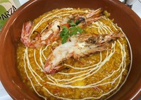 魚介の旨味がお米に染みた魚介のパエリア！
パエリアは一人前1540円、2人前より承っております炊き上がりにお時間頂きます。
ご予約にてご来店のお時間に炊き上げたりもできます。お気軽にお問い合わせください。