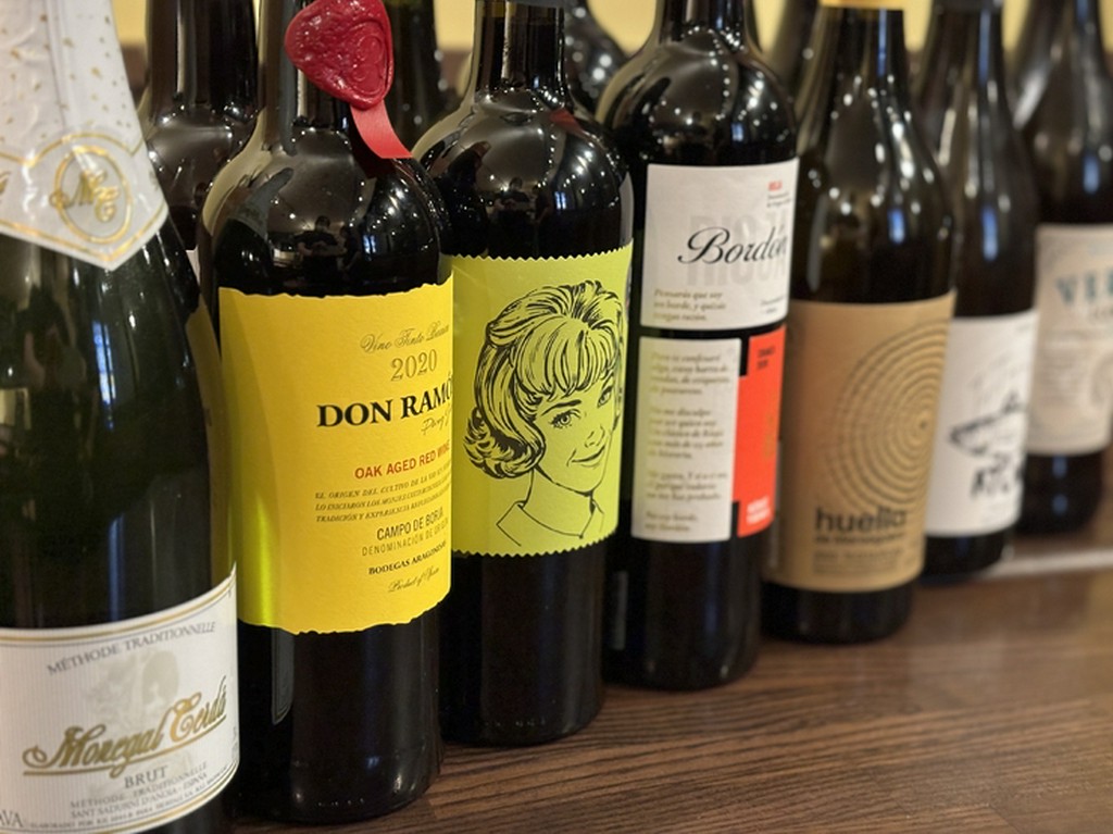 スペイン各地のワインをお楽しみ下さい。ボトルワインのメニューは赤・白各12種類ずつご用意しております。