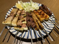 ・とり皮（タレ・塩）￥360
・つくね／バラ／レバー（タレ・塩）￥460
・四ツ身／砂ずり（タレ・塩）￥380