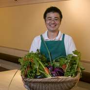 かしこまらずに、気軽に美味しい料理とワインを楽しんでほしいと語る横手シェフ。料理は食材本来の旨みを引き出す味を心がけています。ワインは300円からそろえてあるので、おひとり様の来店も大歓迎です！