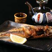 沖縄の魚料理の定番。酒の肴に、ごはんのおともにと、人気のある一品です。
