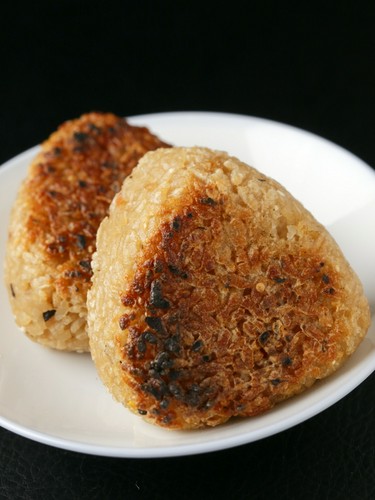沖縄風炊き込みごはんでつくった『ジューシーの焼きおにぎり』