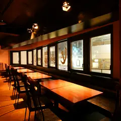 シックな雰囲気とソファー席でくつろげる空間を演出