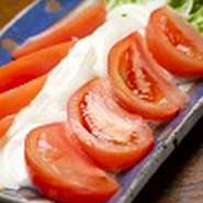 オニオンスライスとトマトにフレンチドレッシングをかけたシンプルなサラダ