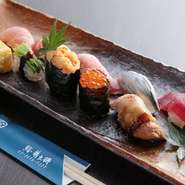一つ一つ丁寧に仕込んだネタと赤酢を使用したシャリが自慢のお寿司や季節を感じる魚介料理をご用意しております。