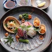 マグロを始め、白身の薄造りはポン酢で、ウニはこだわりの塩で…その日新鮮なネタを盛り込みます。