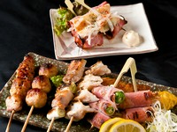 串各種(写真はプチトマトベーコン巻と串盛合せです)