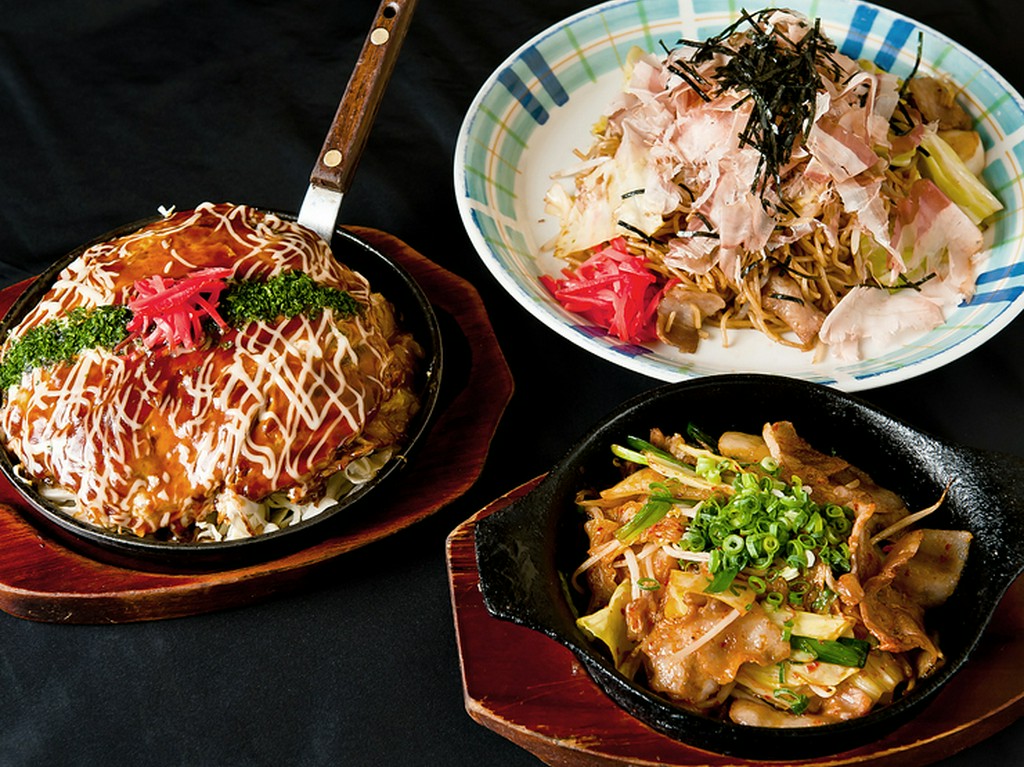 鉄板料理。広島風お好み焼き・豚キムチ・焼きそばなど。