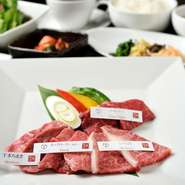 その日選んだおすすめの４種類の食べくらべ焼肉ランチです。松阪牛を小割にすると１００部位以上に分かれてその部位の特色や味を味わうことができる竹屋牛肉店の名物ランチです。