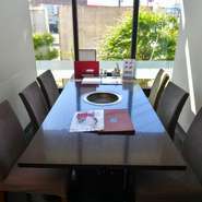 和モダンで落ち着いた店内で、いろいろなシーンでご利用いただけます。個室も完備しておりますのでご家族でもお気軽にご利用いただけます。