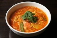 肉や野菜を煮込んだ韓国風のピリ辛スープごはん