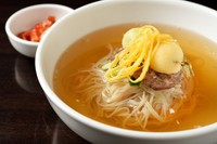 松阪牛の牛骨からとったスープと松阪牛のスネ煮をトッピング