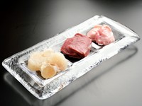 いろいろなホルモンを２切れづつたべられる盛り合せ