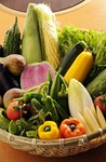お席に「野菜ソムリエが選んだお野菜」たちをお持ちします。お好みの野菜で盛り合わせにします。