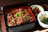 焼肉重,スープ、漬け物
※コーヒーは飲み放題となっております。