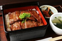 焼肉重,スープ、漬け物
※コーヒーは飲み放題となっております。