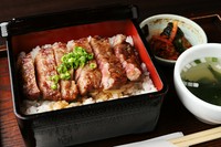 焼肉重,スープ、漬け物
※コーヒーは飲み放題となっております。