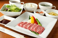 焼肉（カルビ）80ｇ
キムチ、サラダ、ナムル
ライス、スープ
※コーヒーは飲み放題となっております。